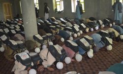 Afganistan'da namaz öğrenen yetim çocuklara etkinlik düzenlendi