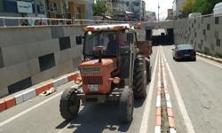 Aracın lastiği patlayınca yol trafiğe kapatıldı