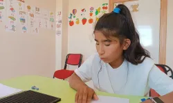 Diyarbakır'da gözleri görmeyen kız çocuğu  braille alfabesi ile okuma ve yazmayı öğrendi