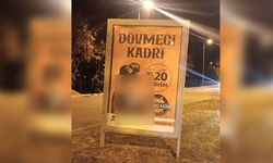 Üniversite bahçesine skandal reklam afişi asıldı