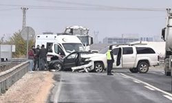 Eğil yolunda iki araç birbirine girdi, yaralılar var