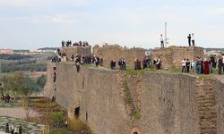 Diyarbakır'da tarihi surlardan düşen kadın öldü