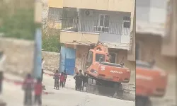 Yol kazı çalışmasında kepçe eve çarptı