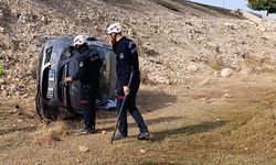 Şanlıurfa'da şarampole devrilen otomobilde 3 kişi yaralandı