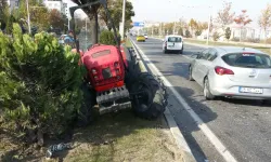 Traktör ile otomobil çarpıştı: Yaralılar var...