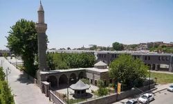 Diyarbakır'da top mermisiyle yıkılan cami mimarisiyle dikkat çekiyor