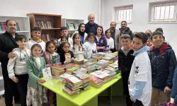 Deprem bölgesindeki okullara kitap desteği