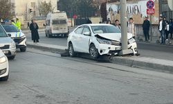 Kontrolden çıkan otomobil elektrik direğine çarptı