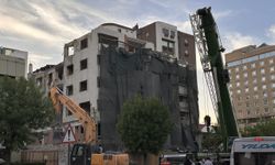 Gaziantep'te ağır hasarlı binanın yıkımında çökme