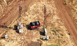 Traktörle taşınan kaçak trafolar tarlada yakalandı