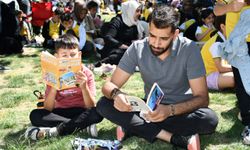 Çocuklar, parkta ebevenyleriyle kitap okudu