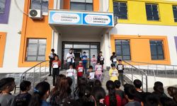 Üniversite öğrencileri Diyarbakır'da "Gelecek Köprüsü Kütüphanesi" açtı