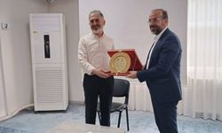 İlahiyat Fakültesi'nden Prof. Dr. Derin'e plaket