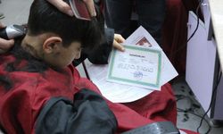 Diyarbakır’da karnesini alan öğrencilere ücretsiz saç tıraşı