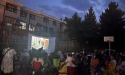 Batman'da öğrenciler açık havada aileleriyle birlikte film izledi