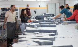 Tekstil fabrikalarının artan kumaşlarıyla çocuklara giysi üretiyorlar
