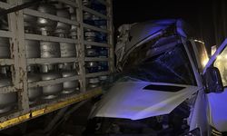 Tüp yüklü kamyona çarpan minibüsteki 16 kişi yaralandı