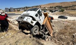 Şanlıurfa'da hafriyat kamyonu şarampole yuvarlandı