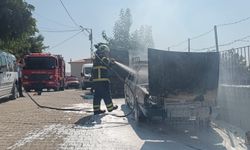 Siirt’te park halindeki otomobil alev alev yandı