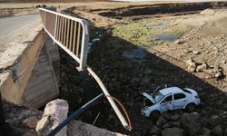 Diyarbakır’da otomobil köprüden uçtu: 1 yaralı