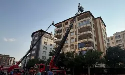 Gaziantep'te apartmanın çatısı yangında hasar gördü