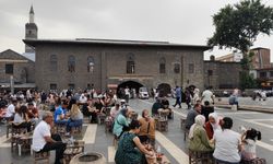 Diyarbakır’da sıcaklık düşünce sokaklar ve tarihi alanlar doldu