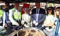 Midyat'ta vatandaşlara aşure dağıtıldı