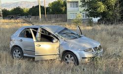 Devrilen otomobildeki 5 kişi yaralandı