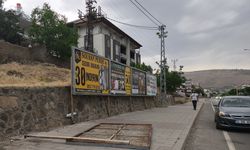 Üzerine reklam panosu düşen kişi yaralandı