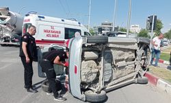 Yan yatan otomobilden sürücü yara almadan kurtuldu