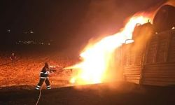 Mardin’de devrilen tır alev aldı: Sürücü hayatını kaybetti