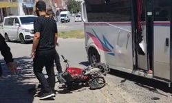 Motosiklet ile minibüs çarpıştı: 4 kişilik aile yaralandı