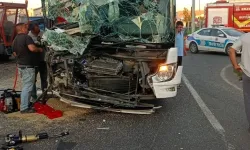 Yolcu otobüsü ile traktör çarpıştı! 8 yaralı