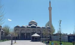 Diyarbakır'da bir dönem yakılan ve kurşunlanan cami zamana direniyor