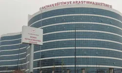 Batman'da otomobil bariyerlere çarptı