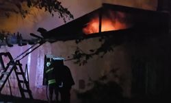 Çıkan yangında mahsur kaldılar, 2'si çocuk 4 kişi kurtarıldı