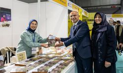 Er, kitap fuarında yazarlarla bir araya geldi