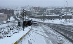 Kar yağışı sonrası işçi servisi yola devrildi: 14 yaralı