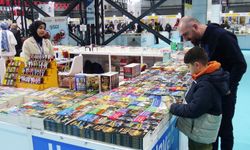 Kitap fuarı ziyaretçileri: Kitap insanın dünyaya bakışını değiştirir