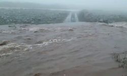 Mardin'de sağanak yağış hayatı felç etti! Dere taştı