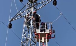 Mersin'de elektrik direğinde mahsur kalan işçiyi itfaiye kurtardı