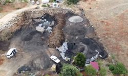 Mersin'de işçiler meşe odunlarını mangal kömürüne dönüştürüyor