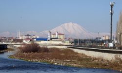 Ağrı’da iki mevsim bir arada, zirveler beyaz, şehir güneşli