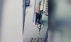 Çamurlu ayakkabısını çıkarıp markete çorapla girdi