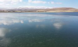 Çıldır Gölü'nün yüzeyi donmaya başladı