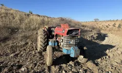 Devrilen traktörün sürücüsü kurtarılamadı