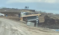 Diyarbakır'da kamyon devrilip yan yattı