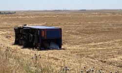 Diyarbakır'da kargo aracı takla attı: 2 yaralı