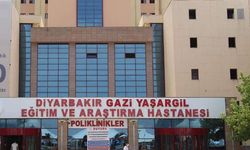 Diyarbakır’da kavşakta çarpışan iki araçta 2 kişi yaralandı