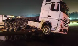 Diyarbakır'da mıcır yüklü TIR devrildi